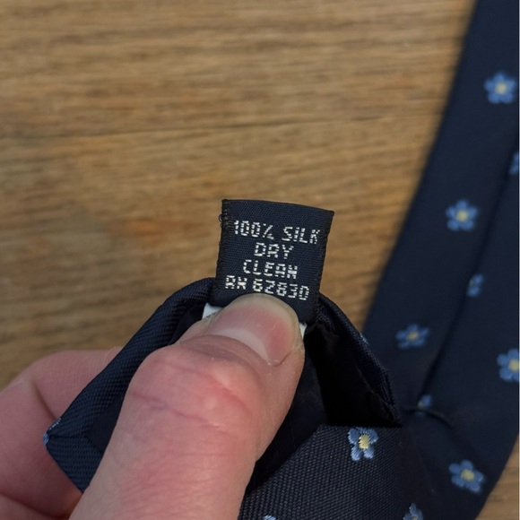 Lands' End Men's Navy Blue Daisy Patterned 100% Silk Tie - Picture 6 of 6